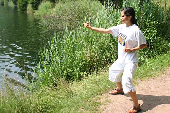 Qi Gong dient den Zielen der Vorbeugung und Behandlung von Krankheiten, der Gesunderhaltung umd de Erreichen eines langen Lebens
